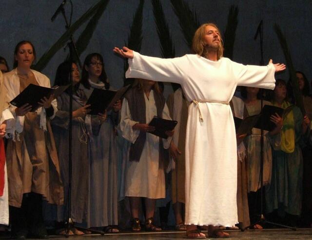 Beim Jahreskonzert der Sing- und Musikschule in der Gersthofer Stadthalle gab es stehende Ovationen. Unser Bild zeigt eine Szene aus dem MUsical "Jesus Christ Superstar". Foto: Siegfried P. Rupprecht