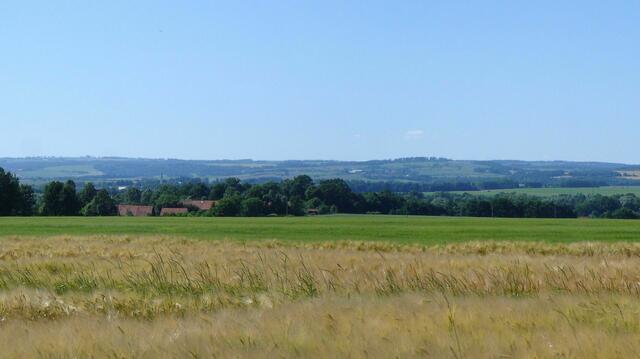 Tschechische Republik: Kuhländchen: typische Landschaft Nähe Neutitschein. Blick auf Feld neben Partschendorf [Debaku - Eigenes Werk] &gt; https://de.wikipedia.org/wiki/Kuhl%C3%A4ndchen#/media/File:Typick%C3%A1_krajina_Krava%C5%99ska.jpg | Foto: wie vor