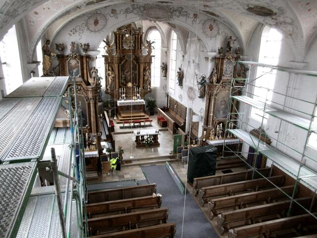 Ein Blick von der Orgelempore zeigt, daß die Gerüste deren Höhe erreichen.
