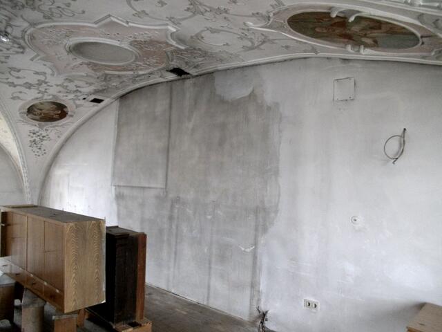 Nur ein dunkler Fleck an der Wand zeugt noch davon, daß hier fast 100 Jahre lang das Orgelwerk Opus 58 der Orgelbauanstalt Julius Schwarzbaur aus Mindelheim stand.