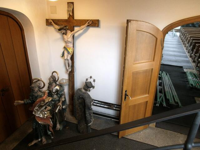 Auch das Kreuz muß seinen angestammten Platz verlassen, ebenso St. Nepomuk.