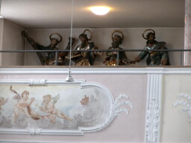 Auch die Apostelfiguren müssen ihre gewohnten Sockel an den Seitenwänden des Kirchenschiffs verlassen.