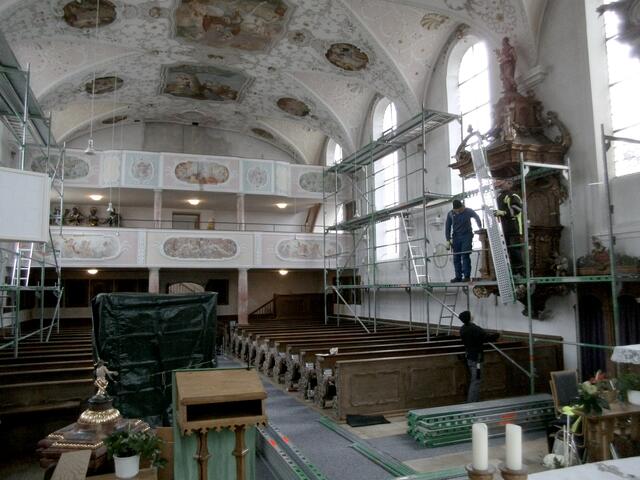 Die Gerüste entlang der Seitenwände sind erst der Anfang ...