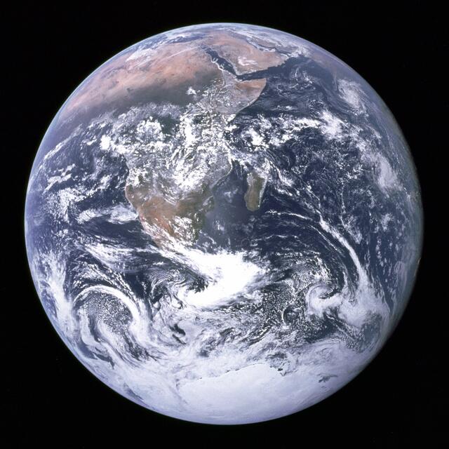 Die Erde > http://de.wiktionary.org/wiki/Erde#mediaviewer/File:The_Earth_seen_from_Apollo_17.jpg | Foto: wie vor