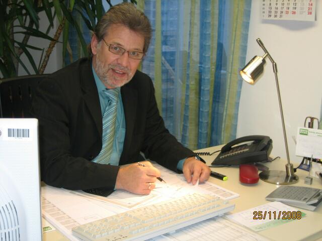 Wirtschaftsbeauftragter Peter Resler an seinem Arbeitsplatz im Jahr 2008