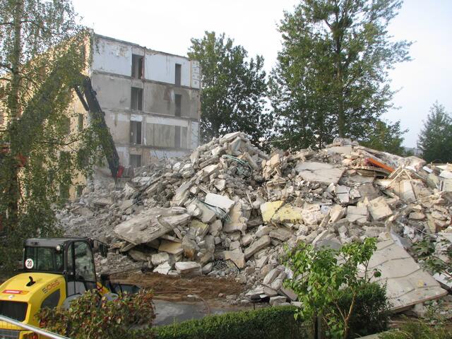 Hier werden in der Schulte-Boysen-Str. gerade völlig intakte Wohnungen vernichtet.