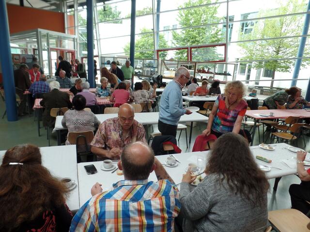 Beim französischen Frühstück in der Aula der Franziskusschule | Foto: Wolfgang Heidinger