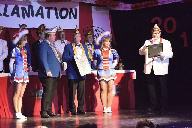 Ehrenmitglied des Komitee Hannoverscher Karneval Joachim Meyer /KG Blau-Gelb H-Buchholz (mitte)