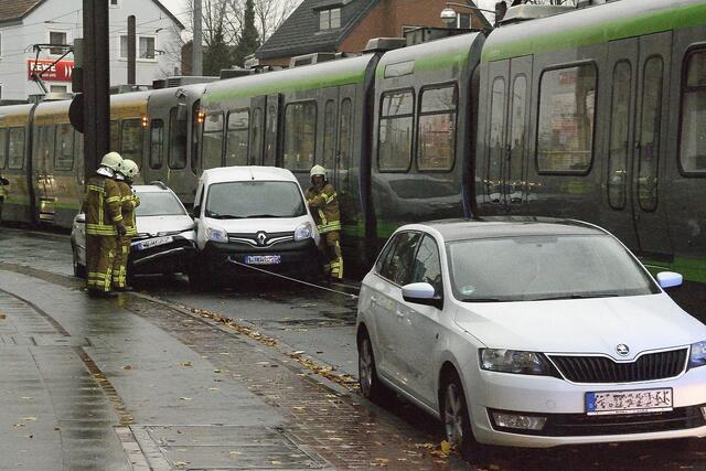 Mit einer Seilwinde zog dei Berufsfeuerwehr die Fahrzeuge auseinander