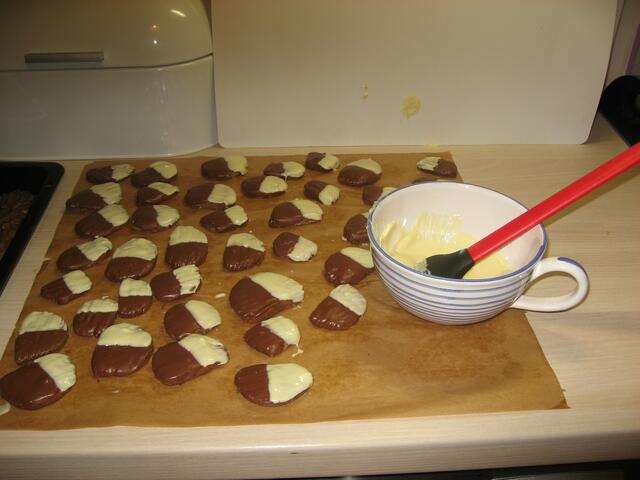 "Nougatknöpfe",nach einem Rezept von Ursula Schriemer. Uns allen bekannt durch ihre Beiträge bei myheimat.