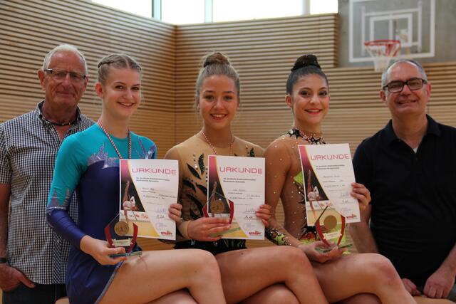 TSV Präsident Hinrich Habenich (links) und Bürgermeister Michael Wörle (rechts) gratulierten den beiden Stadtsiegern Amelie Rogg und Svea Füldner sowie Stadtmeisterin Mariagrazia Chirulli (von links)