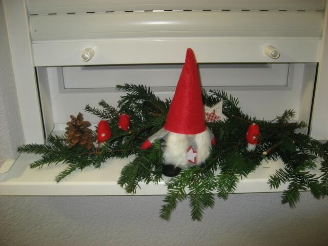 Ein Wichtelmännchen hält Wacht am Küchenfenster. Gleich dahinter Heidis Backstube...