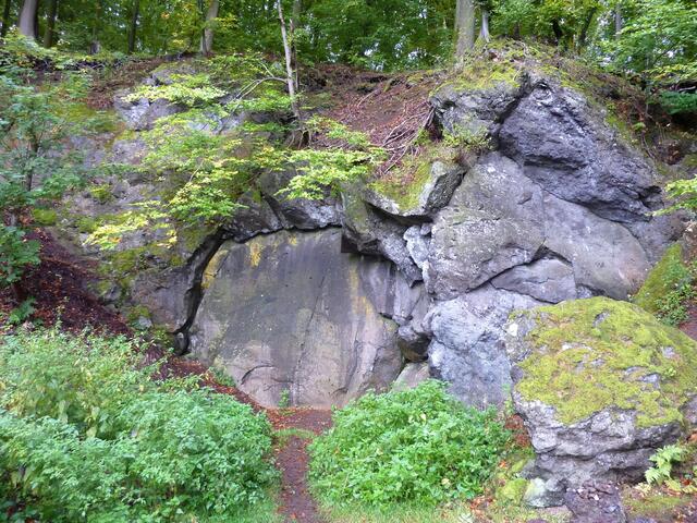 Schroffe Felsen treten hier zu Tage.