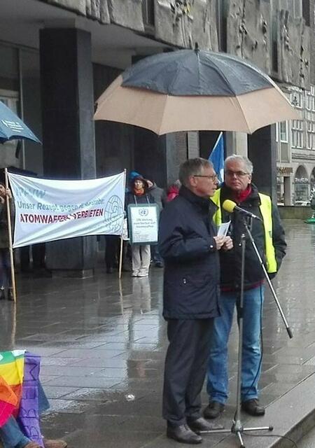 Carsten Sieling hielt seine Rede bei strömendem Regen auf dem Bremer Marktplatz.