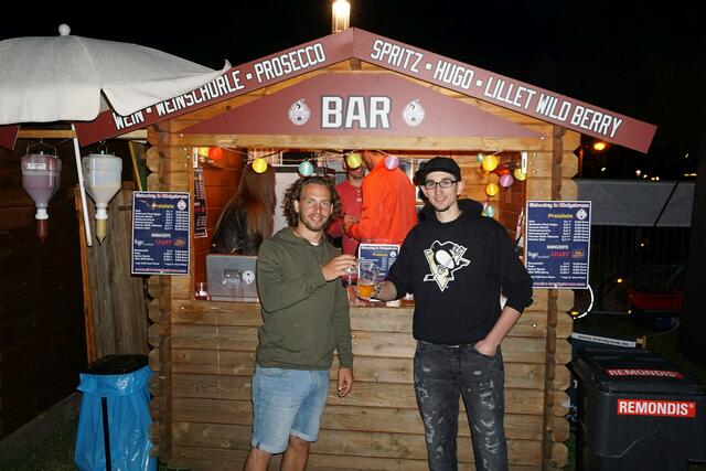 Vorstand Marc Streicher und Zeitnehmer Stefan Christ gönnen sich einen Drink nach einem anstrengenden Tag auf dem Königsfestival 2017
