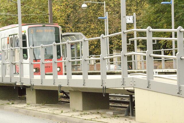 Kabel am Bahnsteig? Steht der etwa unter Strom?  NEIN! DAS ist eine Erdung (Potentialausgleich): Für den Fall das leitende Teile, wie das Geländer mit Strom in Kontakt kommen, wird dieser abgeleitet und ein Kurzschluss herbei geführt.