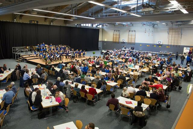 Das verlockende Angebot an Torten und Kuchen fand großen Anklang beim zahlreichen Publikum.