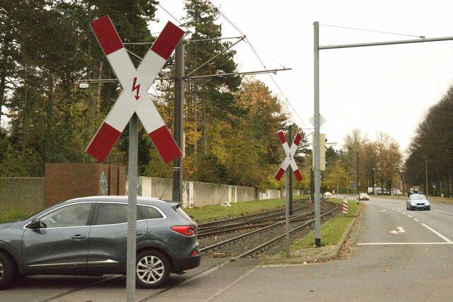 Was bedeutet das Blitzsymbol  auf dem "Andreaskreutz"?  Personen die auf der Ladung/Ladefäche (dies war früher isbesondere in der Landwirtschaft z.B. bei der Heuerne üblich) müssen ab-
/aussteigen und den Bahnübergang zu Fuß überqueren !