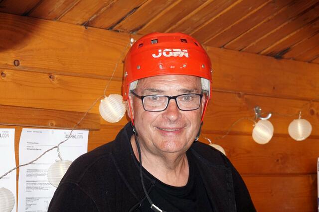 Vorstand Willi Bertele Machte beim Königsfestival bei einem Spiel mit uns setzte sicherheitshalber seinen alten Helm auf