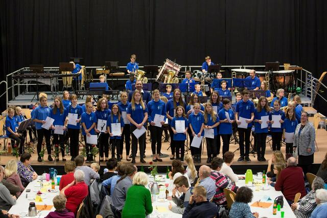 Die Teilnehmer des Kammermusikwettbewerbes erhielten beim Kaffeekonzert unter dem Applaus der anwesenden Zuhörer ihre Urkunden aus den Händen von Präsident Christian Hof und Dirigentin Karolina Wörle.