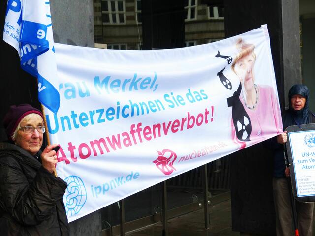 Die Bremer Friedenskundgebung ruft die amtierende Bundeskanzlerin und die künftige Bundesregierung auf, den UNO-Atomwaffenverbotsvertrag zu unterzeichnen.
