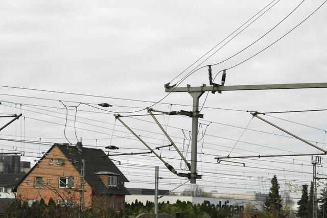 Vorsicht: Damit der Verkehr nicht wegen jedem Vogel zum erliegen kommt, wir der Strom bei der "DB" nach einem Kurzschluss bis zu drei mal wieder eingeschaltet ! ...ohne vorherige Prüfung!