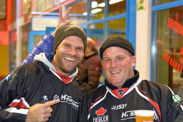 Unser Stadionsprecher Florian König mit Edelfan Christian Nertinger