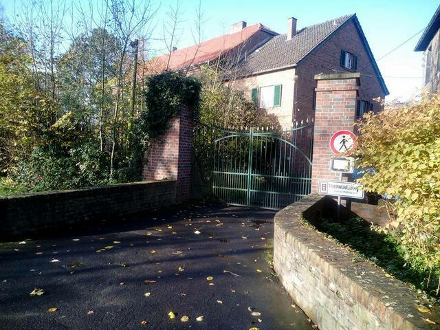 Hier am Winnenhof steht gerne mal Dietmars Blitze ;-)  Zu sehen in "Henghasch".  (Dikopshof Wesseling)