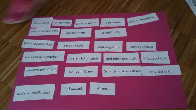 Ein Vaterunser-Puzzle: gar nicht so leicht, wenn viele Satzteile herumliegen!