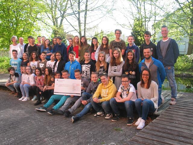 Diese Schülerschar mit ihren verantwortlichen Lehrkräften durfte im Jahre 2017 nach Pouzauges fahren und war begeistert. Vor der Abreise gab es vom Partnerschaftskomitee noch einen Scheck für den Besuch des Eiffelturmes in Paris.