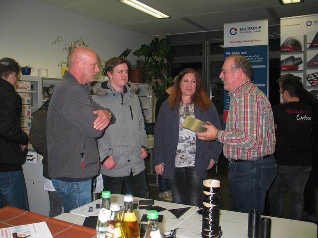 Robert Steinbeiß, Ausbilder bei der SGL-Group Meitingen, berät hier einen interessierten Schüler und dessen Eltern beim Berufsinformationstag.