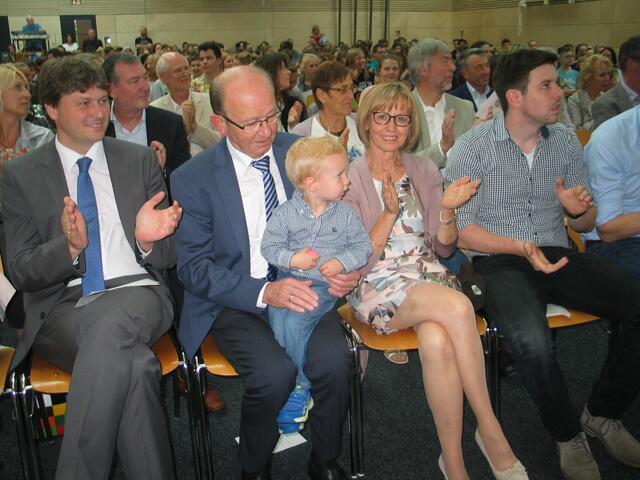Rektor Bernhard Berchtenbreiter mit Enkel Simon und Frau Sigrid bei seiner Verabschiedung am 27. Juli 2017 in der Turnhalle der Mittelschule Meitingen. Links im Bild Bürgermeister Dr. Michael Higl.