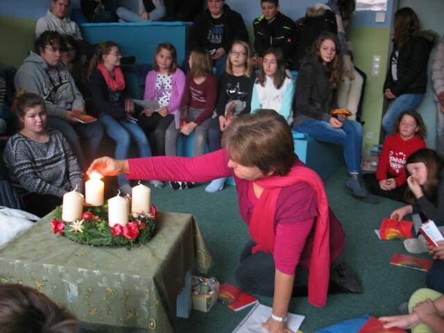 "20 Minuten im Advent" - Religionspädagogin Sabine Eltschkner zündet die 1. Adventskerze an.