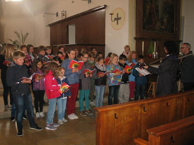Unter Leitung von Lehrerin Andrea Halder und Lehrer Klaus Edenhofer unterstützt ein gemischter Chor den Gesang bei den Anfangs- und Schlussgottesdiensten.