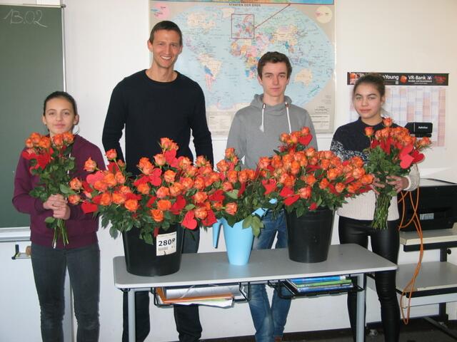 Alljährlich zum Valentinstag gibt es von der SMV und dem Verbindungslehrer rote Rosen zu kaufen.