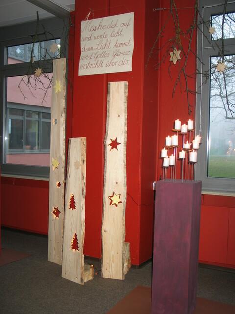 Adventliche Dekoration im Schulhaus - liebevoll gestaltet von Fachoberlehrerin Christine Kleinheinz.