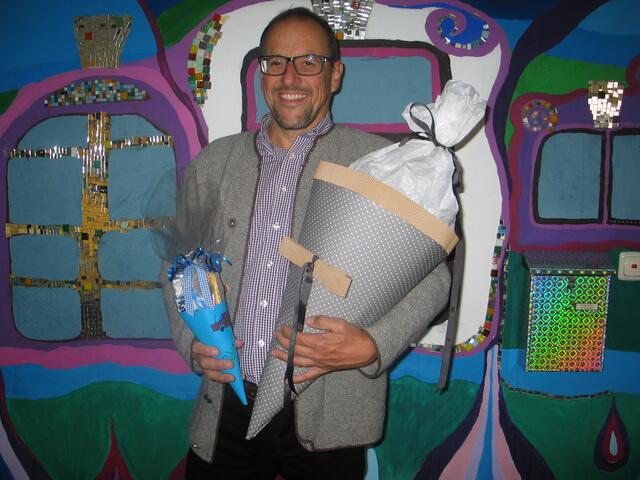 Der "Neue": Rektor Peter Reithmeir wurde gleich mit einer großen und kleinen Schultüte willkommen geheißen.