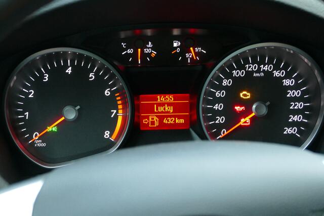 Das glückliche Auto freut sich auf´s Tanken