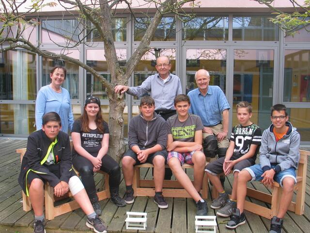 Immer wieder dürfen einige "Auserwählte" aus den 8. Klassen einige Schnuppertage in der Schreinerei Lux in Kühlenthal verbringen und Möbel für unsere Schule herstellen.