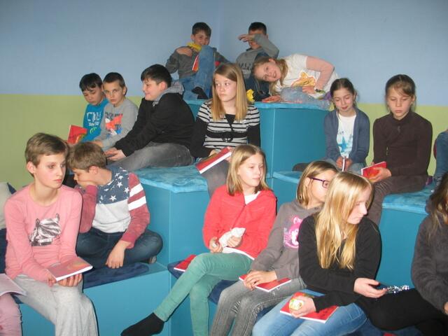 Immer wieder im Advent heißt es mittwochs in der Bibliothek: 20 Minuten im Advent oder in der Fastenzeit "Fastenpause".