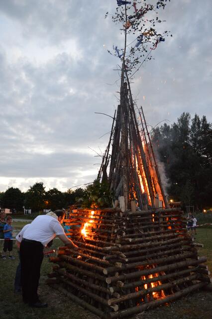 Entuündung des Feuers an der Sonnwendfeier