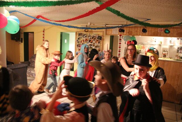buntes Treiben bei der Faschingsfeier