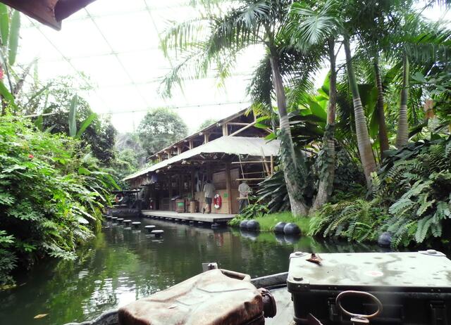 Wir starten zu einer Bootstour im asiatischen Urwalddorf Mubaan.