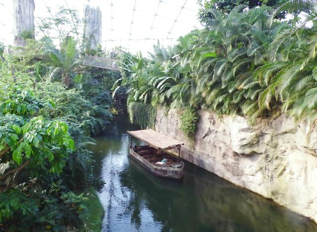 Auf einer Länge von fast 400 Metern windet sich der Fluss durch diese faszinierende Welt.