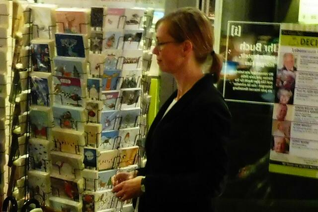 Buchhandlungschefin Manuela Banse hört aufmerksam zu.