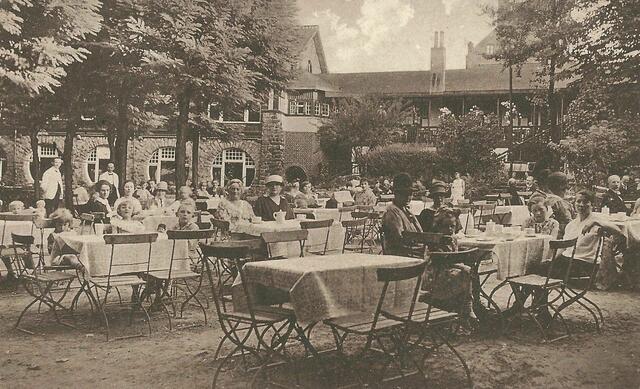 Konzert-, Bier- und Kaffeegarten "Schwanenburg". Hüte und Frisuren verraten den Zeitpunkt der Aufnahme. Es sind die "goldenen" 20-er Jahre.