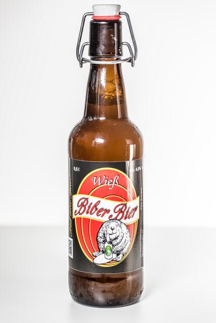 Biber Bier "Wieß" - ein spritziges obergäriges Bier in der klassischen Bügelflasche (Foto: S. Petermann/photo79)