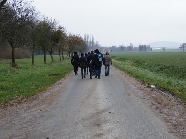 9. dto; am "Schulwald" beginnt es zu regnen.