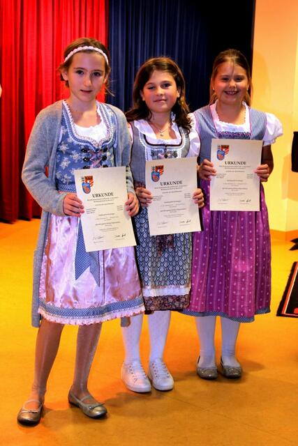Das Querflötentrio (v. l. Mara Mayer, Sofia Steger und Annalena Sluka) erreichten 90 Punkte und das Prädikat mit sehr gutem Erfolg.