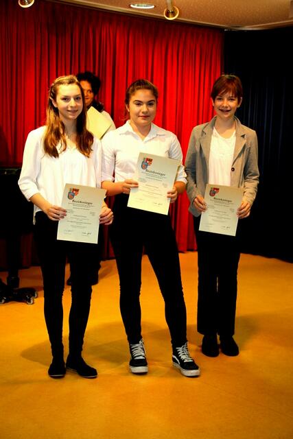Tagessieger mit 94 Punkten wurde das Mozartino-Trio mit v. l. Anna Pfeifelmann, Viktoria Krebs und Anna-Maria Hof.